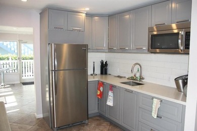 Very nice unit. Corner East and southern facing. Owner will - photo 17