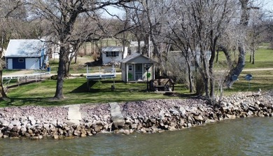 Enjoy an affordable lakeside getaway on Big Stone Lake with this - photo 1