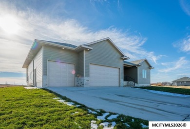 Why wait to build, move right into this stunning 5 bed, 3 bath - photo 2