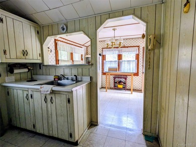 Step back in time with this original 1945 Smallwood log cabin - photo 16