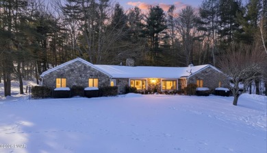 (private lake, pond, coastal) Home For Sale in Hawley Pennsylvania