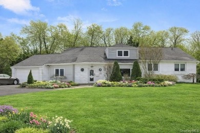 Spacious 5-Bedroom Splanch in Desirable Bay Shore. Welcome to - photo 1