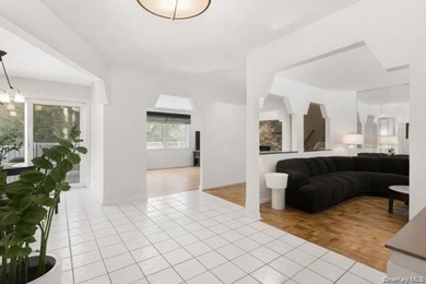 Spacious 5-Bedroom Splanch in Desirable Bay Shore. Welcome to - photo 2