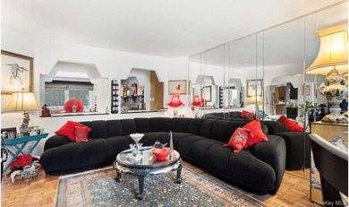 Spacious 5-Bedroom Splanch in Desirable Bay Shore. Welcome to - photo 4