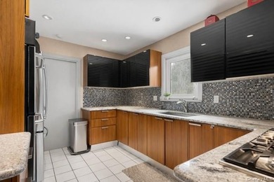 Spacious 5-Bedroom Splanch in Desirable Bay Shore. Welcome to - photo 5