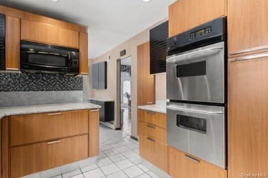 Spacious 5-Bedroom Splanch in Desirable Bay Shore. Welcome to - photo 6