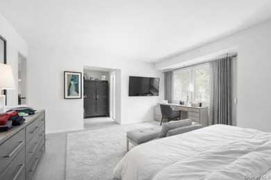 Spacious 5-Bedroom Splanch in Desirable Bay Shore. Welcome to - photo 8