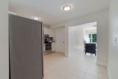 Centrally located in West Palm Beach, this spacious and - photo 12