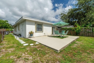 Centrally located in West Palm Beach, this spacious and - photo 21