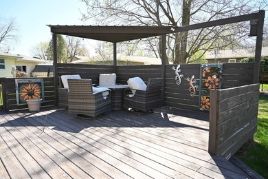 A Stupendous Sensation! This well-kept home offers a carefree - photo 4