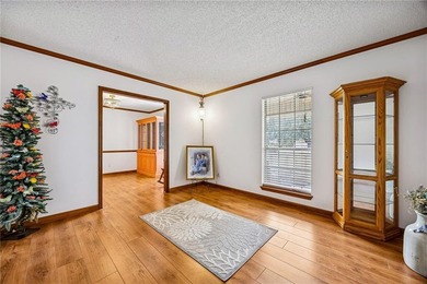 This stunning Shadowlawn Estates home boasts 4-bedroom, 2 - photo 7