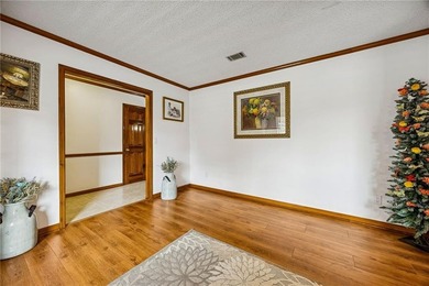 This stunning Shadowlawn Estates home boasts 4-bedroom, 2 - photo 8