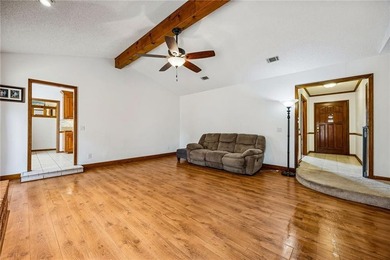 This stunning Shadowlawn Estates home boasts 4-bedroom, 2 - photo 9
