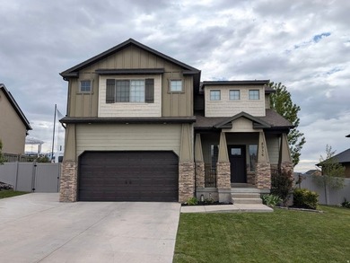Welcome home to this beautifully maintained Eagle Mountain gem - photo 1