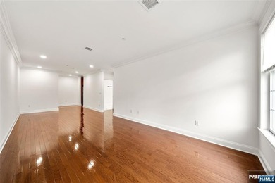 PRIME LOCATION - RENOVATED CONDO IN A WELL-MAINTAINED BUILDING - photo 11