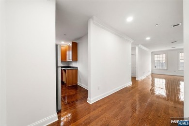 PRIME LOCATION - RENOVATED CONDO IN A WELL-MAINTAINED BUILDING - photo 12