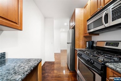 PRIME LOCATION - RENOVATED CONDO IN A WELL-MAINTAINED BUILDING - photo 14