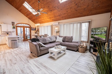 Welcome to this spacious and bright contemporary home in the - photo 4