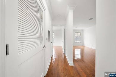 PRIME LOCATION - RENOVATED CONDO IN A WELL-MAINTAINED BUILDING - photo 15