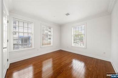 PRIME LOCATION - RENOVATED CONDO IN A WELL-MAINTAINED BUILDING - photo 16