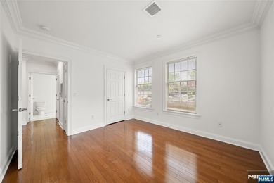 PRIME LOCATION - RENOVATED CONDO IN A WELL-MAINTAINED BUILDING - photo 17