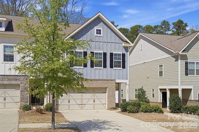 Welcome to this beautifully maintained two-story end-unit - photo 2