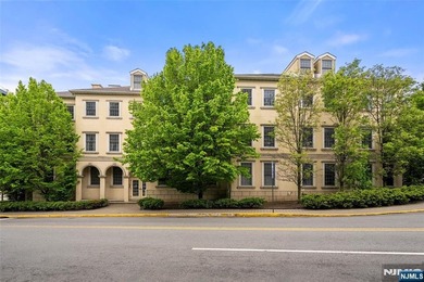 PRIME LOCATION - RENOVATED CONDO IN A WELL-MAINTAINED BUILDING - photo 23