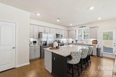 Welcome to this beautifully maintained two-story end-unit - photo 4