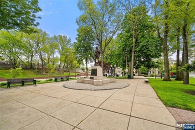 PRIME LOCATION - RENOVATED CONDO IN A WELL-MAINTAINED BUILDING - photo 24