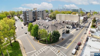 PRIME LOCATION - RENOVATED CONDO IN A WELL-MAINTAINED BUILDING - photo 25