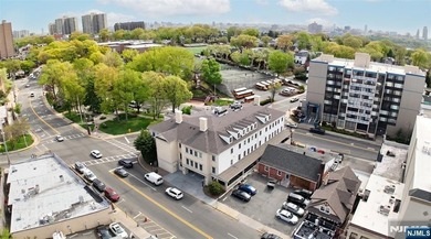 PRIME LOCATION - RENOVATED CONDO IN A WELL-MAINTAINED BUILDING - photo 26
