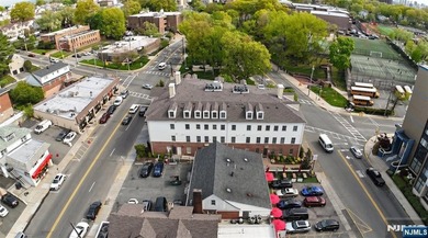 PRIME LOCATION - RENOVATED CONDO IN A WELL-MAINTAINED BUILDING - photo 27