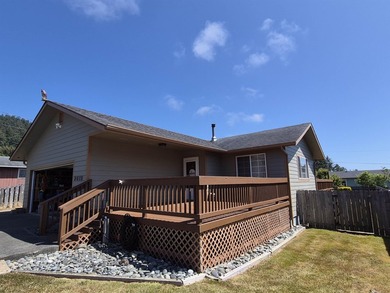 Beautifully Maintained Home Near the Ocean & Redwood National - photo 2
