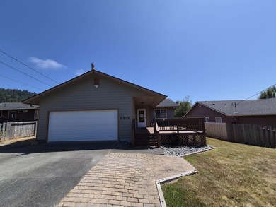 Beautifully Maintained Home Near the Ocean & Redwood National - photo 3