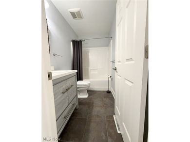 Rare opportunity to own a recently updated 3-bed, 3.5-bath - photo 17