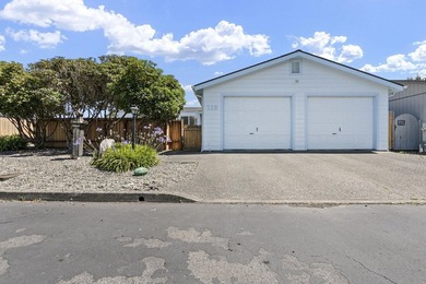 This well-maintained 3 bedroom, 2 bathroom home offers 1,296 - photo 3