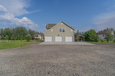 An oversized garage, large yard and multiple living spaces laid - photo 3