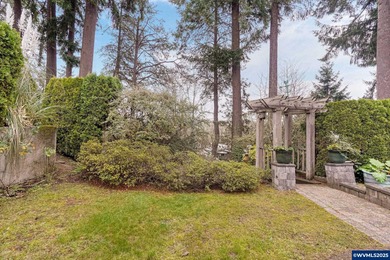 Enjoy mountain views from this well maintained 2bed/2 bath