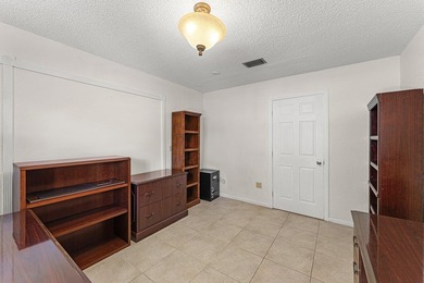 Welcome to this charming 3-bedroom, 2-bathroom villa located in - photo 24