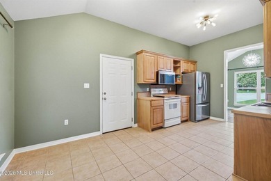 Welcome home to this well maintained 3-bedroom, 2-bathroom home - photo 18