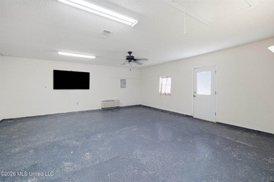 Welcome home to this well maintained 3-bedroom, 2-bathroom home - photo 35