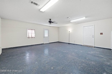 Welcome home to this well maintained 3-bedroom, 2-bathroom home - photo 38
