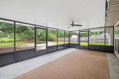 Welcome home to this well maintained 3-bedroom, 2-bathroom home - photo 40