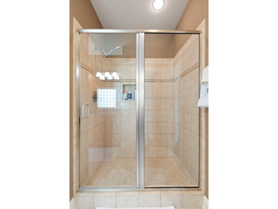 Welcome to this stunning 5-bedroom, 4.5-bathroom home located in - photo 39