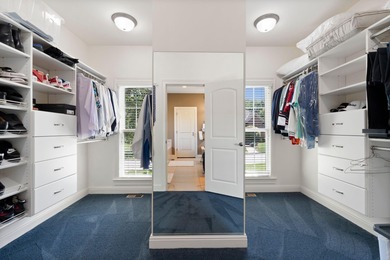 Welcome to this stunning 5-bedroom, 4.5-bathroom home located in - photo 40
