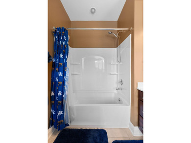 Welcome to this stunning 5-bedroom, 4.5-bathroom home located in - photo 47