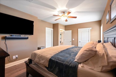 Welcome to this stunning 5-bedroom, 4.5-bathroom home located in - photo 58