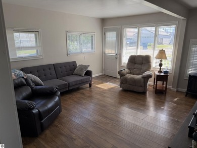 2 Bedroom, 1 Bathroom beautiful home with deeded access to - photo 11