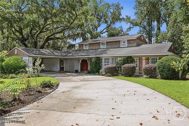 Beneath a canopy of majestic live oaks draped in Spanish moss - photo 3