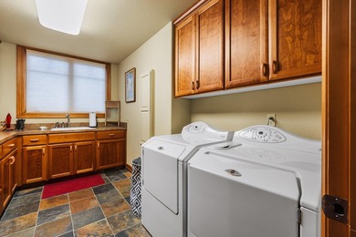 This timeless custom home located in Broken Top is quietly - photo 26
